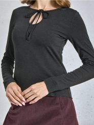 Koszulka z długimi rękawami z ozdobnym wiązaniem - czarny. Czarne t-shirty damskie Sinsay, l, bez wzorów, bez kołnierzyka. W wyprzedaży za 17.99 zł.