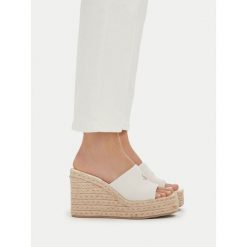 Klapki Calvin Klein. Białe klapki damskie CALVIN KLEIN, bez wzorów, bez obcasa. Za 409.99 zł.