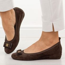 Brązowe zamszowe skórzane Polskie baleriny damskie Prestige 2236. Brązowe baleriny damskie Prestige, bez wzorów, ze skóry, bez obcasa, na koturnie. Za 399.00 zł.