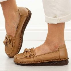 Camelowe skórzane półbuty damskie Cambell 15312. Brązowe półbuty damskie Cambell, bez wzorów, z jeansu, eleganckie, z okrągłym noskiem, bez obcasa, na płaskiej podeszwie. Za 219.00 zł.