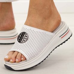 Białe ażurowe skórzane klapki damskie S.Barski 661. Białe klapki damskie S.BARSKI, z aplikacjami, ze skóry, bez obcasa, na płaskiej podeszwie. Za 199.00 zł.