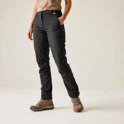 Spodnie damskie Geo Softshell II. Czarne spodnie materiałowe damskie Regatta, bez wzorów, z softshellu, klasyczne. W wyprzedaży za 278.60 zł.