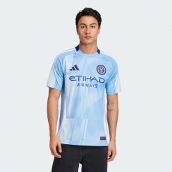Koszulka New York City FC Home. Niebieskie t-shirty sportowe męskie Adidas, m, z materiału, bez ramiączek, do piłki nożnej. Za 420.00 zł.