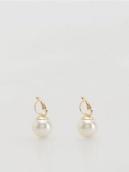Kolczyki z imitacją perły - biały. Białe kolczyki damskie Reserved, z perłą. Za 39.99 zł.