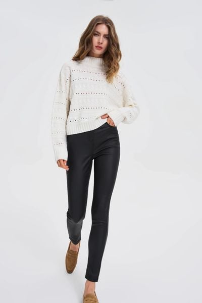 Woskowane spodnie czarne. Czarne spodnie materiałowe damskie MOODO, bez wzorów, z elastanu. W wyprzedaży za 99.99 zł.