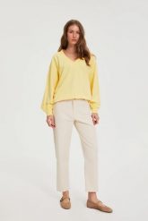 Jeansy z prostymi nogawkami beżowe. Brązowe jeansy damskie MOODO. Za 139.99 zł.