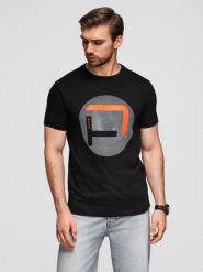 Męski t-shirt z dużym nadrukiem – czarny V2 - Rozmiar: M. Czarne t-shirty męskie Ombre Clothing, m, bez wzorów, z bawełny, bez kołnierzyka. Za 129.99 zł.