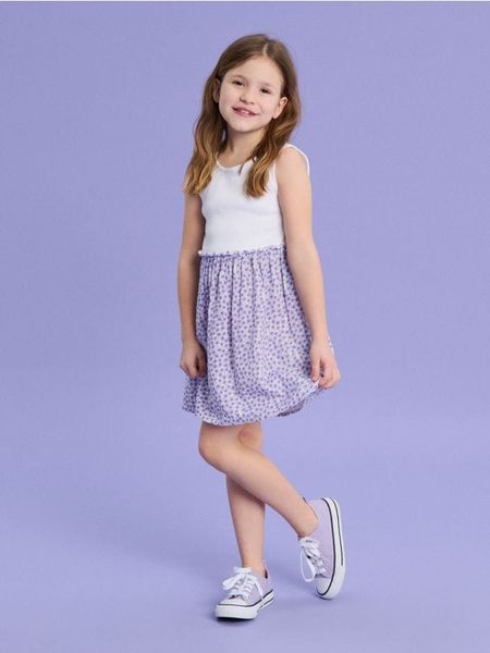 Sukienka z prążkowanej dzianiny we wzór kwiatowy - wielobarwny. Sukienki dziewczęce Sinsay, bez wzorów, z dzianiny, bez ramiączek. W wyprzedaży za 19.99 zł.