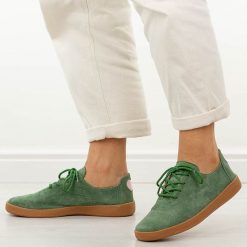 Zielone skórzane półbuty damskie T.Sokolski w26-611. Zielone półbuty damskie Sokolski, bez wzorów, z jeansu, casualowe, z okrągłym noskiem, bez obcasa. W wyprzedaży za 179.10 zł.