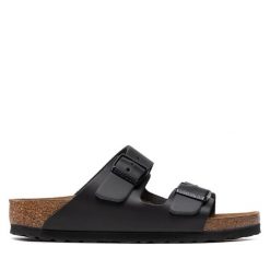 Klapki Birkenstock. Czarne klapki damskie Birkenstock, bez wzorów, bez obcasa. Za 379.99 zł.