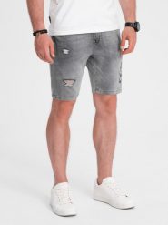 Męskie krótkie spodenki jeansowe z dziurami – szare V2. Szare szorty męskie Ombre Clothing, z bawełny, bez kołnierzyka. W wyprzedaży za 39.99 zł.
