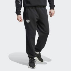 Spodnie Scribble Fleece. Czarne spodnie sportowe męskie Adidas. W wyprzedaży za 241.50 zł.
