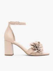 Beżowe sandały z kwiatem. Brązowe sandały damskie Ryłko, bez wzorów, ze skóry, bez obcasa, na słupku. Za 479.99 zł.