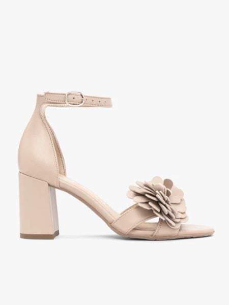 Beżowe sandały z kwiatem. Brązowe sandały damskie Ryłko, bez wzorów, ze skóry, bez obcasa, na słupku. Za 479.99 zł.