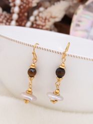 Pierres de Jade Pozłacane kolczyki-wkrętki z masą perłową rozmiar: onesize. Białe kolczyki damskie Pierres de Jade, z perłą, pozłacane, z zapięciem typu bigiel. Za 39.99 zł.