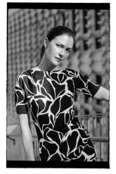 Wzorzysta sukienka midi beżowa. Brązowe sukienki damskie MOODO, l, bez wzorów, z elastanu, bez kołnierzyka, bez ramiączek, midi. Za 129.99 zł.