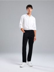 Spodnie slim - czarny. Czarne spodnie materiałowe męskie Sinsay, bez wzorów. Za 79.99 zł.