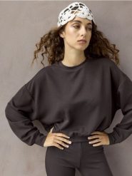 Krótka prążkowana bluza crewneck z wiskozą - brązowy. Brązowe bluzy bez kaptura damskie Sinsay, l, bez wzorów, prążkowane, bez ramiączek, krótkie, bez kaptura. Za 39.99 zł.