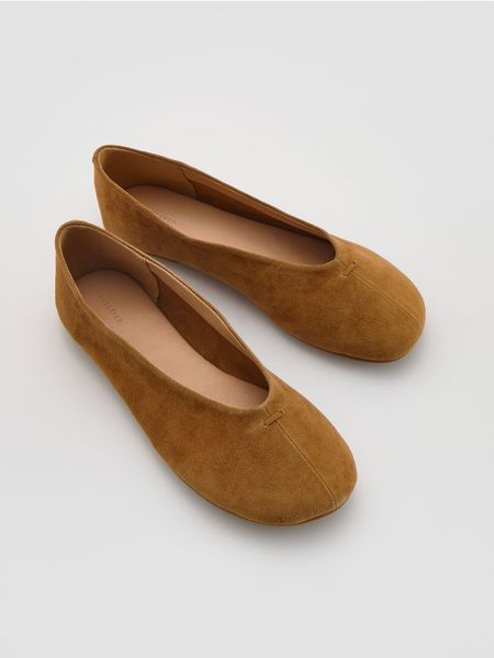 Zamszowe baleriny - beżowy. Brązowe baleriny damskie Reserved, bez wzorów, z zamszu, bez obcasa. W wyprzedaży za 79.99 zł.