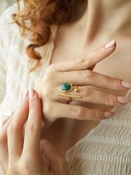 Pierres de Jade Pozłacany pierścionek z agatem rozmiar: onesize. Zielone pierścionki damskie Pierres de Jade, z agatem, pozłacane. Za 39.99 zł.