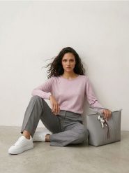 Sweter z metalizowaną nitką, z wiskozą - fioletowy. Fioletowe swetry klasyczne damskie Sinsay, l, z wiskozy, bez kołnierzyka. Za 39.99 zł.