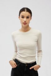 Dopasowany top z długim rękawem w kolorze WHITE SAND - MOODY-XS. Białe topy damskie Marsala, xs, bez wzorów, z bawełny, bez kołnierzyka. Za 129.90 zł.