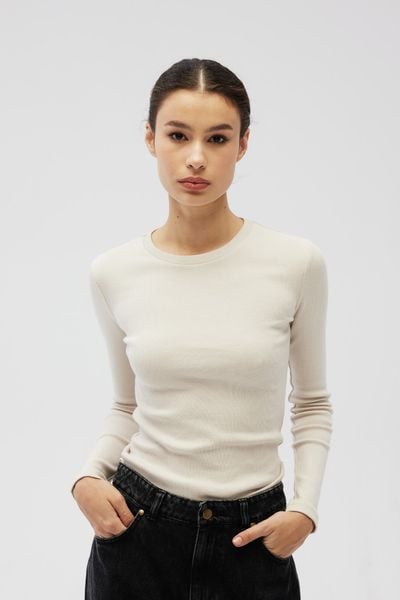 Dopasowany top z długim rękawem w kolorze WHITE SAND - MOODY-XS. Białe topy damskie Marsala, xs, bez wzorów, z bawełny, bez kołnierzyka. Za 129.90 zł.