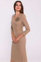 Elegancka sukienka ołówkowa z dekoltem V beżowa. Brązowe sukienki damskie Stylove, na co dzień, xxl, bez wzorów, z elastanu, eleganckie, bez kołnierzyka, bez ramiączek, midi, dopasowane. Za 449.00 zł.