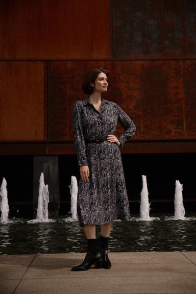 Wiskozowa sukienka z paskiem szara. Szare sukienki damskie MOODO, l, bez wzorów, z wiskozy, bez kołnierzyka, bez ramiączek. W wyprzedaży za 69.99 zł.