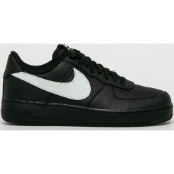 Nike Sportswear - Buty Air Force 1 07. Czarne buty sportowe na co dzień męskie Nike Sportswear, z gumy, bez zapięcia. W wyprzedaży za 439.90 zł.