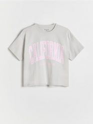 Krótki t-shirt z nadrukiem - jasnoszary. Szare koszulki dziewczęce Reserved, bez wzorów, z bawełny, bez ramiączek. Za 25.99 zł.
