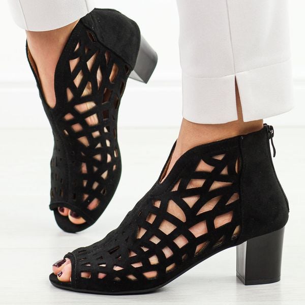 Czarne sandały damskie na obcasie z zakrytą piętą M.Daszyński 1954-15. Czarne sandały damskie M.Daszyński, w ażurowe wzory, z zamszu, bez obcasa, na obcasie. Za 189.00 zł.