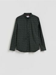 Koszula slim fit w świąteczny wzór - ciemnozielony. Zielone koszule męskie Reserved, l, bez wzorów, z bawełny, bez kołnierzyka, bez ramiączek. Za 99.99 zł.