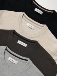 Strukturalny sweter z bawełną - kremowy. Białe swetry męskie Reserved, l, bez wzorów, z bawełny, bez kołnierzyka. Za 119.99 zł.