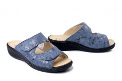 DR. BRINKMANN 701080-55 hellblau, klapki damskie. Niebieskie klapki damskie Dr. Brinkmann, bez wzorów, ze skóry, bez obcasa. Za 314.41 zł.