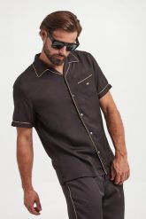Koszula męska satynowa EMPORIO ARMANI. Koszule męskie Emporio Armani, m, bez wzorów, z satyny, bez kołnierzyka, bez ramiączek. W wyprzedaży za 959.20 zł.