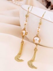 Pierres de Jade Pozłacane kolczyki z perłami rozmiar: onesize. Białe kolczyki damskie Pierres de Jade, z perłą, pozłacane, z zapięciem typu bigiel. Za 60.99 zł.