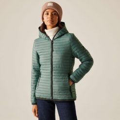 Kurtka damska przejściowa ocieplana Rigain. Zielone kurtki damskie Regatta, bez wzorów, z puchu, bez kaptura. Za 279.99 zł.