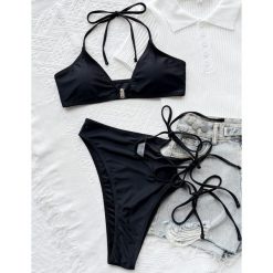 Bikini asymetryczne plażowe z elastycznego materiału Anja. Czarne bikini damskie Intica, bez wzorów. Za 139.00 zł.