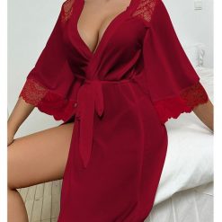 Szlafrok z koronkowym wykończeniem rękawów na wieczory w domu Selvedina. Czerwone szlafroki damskie Intica, m, bez wzorów, z koronki. Za 119.00 zł.