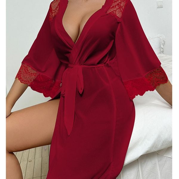 Szlafrok z koronkowym wykończeniem rękawów na wieczory w domu Selvedina. Czerwone szlafroki damskie Intica, m, bez wzorów, z koronki. Za 119.00 zł.