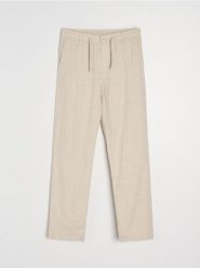 Spodnie straight leg z domieszką lnu - beżowy. Brązowe spodnie materiałowe męskie Sinsay, bez wzorów. Za 49.99 zł.