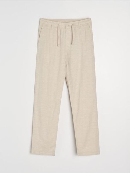 Spodnie straight leg z domieszką lnu - beżowy. Brązowe spodnie materiałowe męskie Sinsay, bez wzorów. Za 42.99 zł.