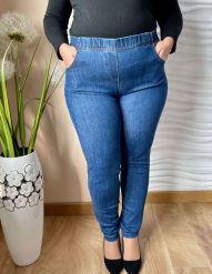 Jeansowe spodnie z wysokim stanem i zwężaną nogawką PLUS SIZE XXL. Spodnie materiałowe damskie Nasi partnerzy, bez wzorów, z bawełny, biznesowe, z podwyższonym stanem, plus size. Za 199.90 zł.