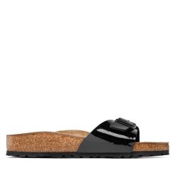 Klapki Birkenstock. Czarne klapki damskie Birkenstock, bez wzorów, bez obcasa. Za 279.99 zł.