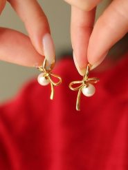 Pierres delicates Pozłacane kolczyki-kreole z perłami rozmiar: onesize. Białe kolczyki damskie Pierres delicates, z perłą, pozłacane. Za 43.99 zł.