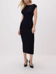 Sukienka z ozdobnym detalem - czarny. Czarne sukienki damskie Reserved, l, bez wzorów, z dzianiny, bez kołnierzyka, bez ramiączek, dopasowane. W wyprzedaży za 129.99 zł.