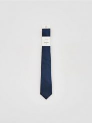 Jedwabny krawat - granatowy. Niebieskie krawaty i muchy męskie Reserved, bez wzorów, z jedwabiu. Za 119.99 zł.