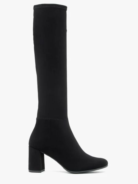 Czarne kozaki z elastyczną wąską cholewką. Czarne kozaki damskie Ryłko, z nubiku, z okrągłym noskiem, bez obcasa, na obcasie. W wyprzedaży za 349.99 zł.