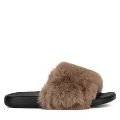 Klapki DeeZee. Brązowe klapki damskie DeeZee, bez wzorów, bez obcasa. Za 59.99 zł.